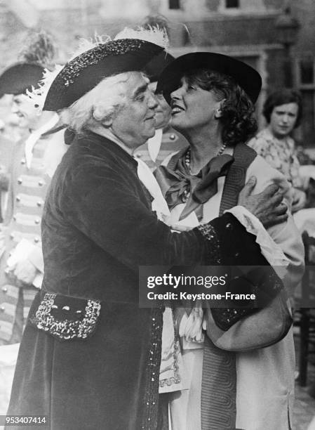 Mistinguett en visite à l'Exposition Universelle de Bruxelles, Belgique en 1935.