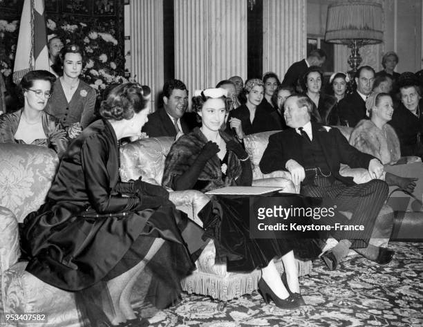 La princesse Margaret, entourée de John Spencer-Churchill, duc de Marlborough, et de sa femme la duchesse de Marlborough Alexandra Mary Cadogan...