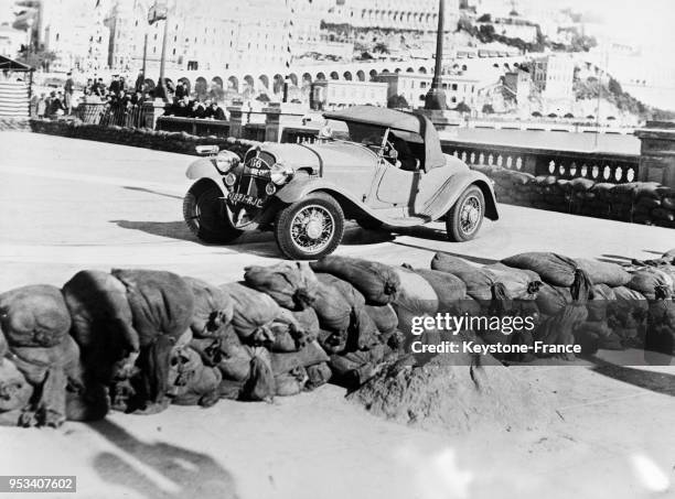 Madame Schell sur Delahaye, 3e du classement général après l'épreuve de qualification, au volant de sa voiture au Rallye de Monte-Carlo, Monaco en...