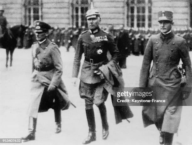 Ambassdeur du Reich, Franz von Papen, en uniforme de l'empire, accompagné de l'attaché militaire allemand, le général Muff, arrive pour assiter à la...