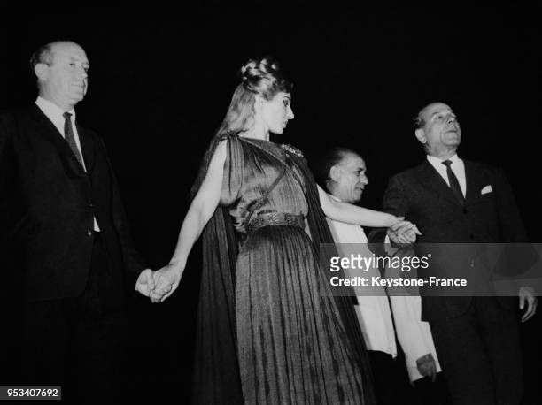 La cantatrice Maria Callas et l'acteur Alexis Minotis saluant les spectateurs après la représentation de la 'Norma' au théâtre antique à Epidaure,...