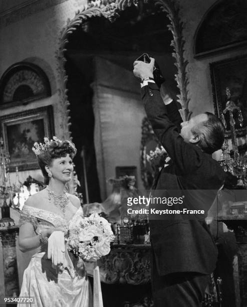 Cecil Beaton photographiant avec son Rolleiflex Diana Wynyard sur le tournage du film 'Un mari idéal' réalisé par Alexander Korda aux studios de...