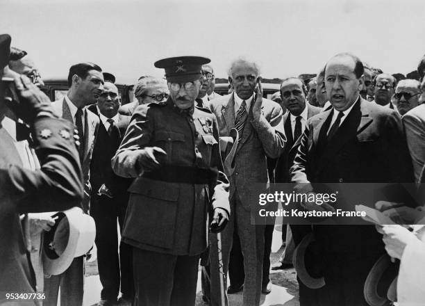 Le ministre de la Guerre espagnol, Monsieur Gil-Robles , accompagné du gouvernement militaire de Catalogne, à son arrivée à l'aérodrome de Barcelone,...