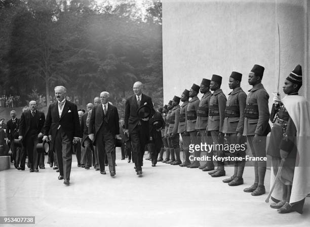 Le Président de la République Albert Lebrun, visitant le pavillon de la France d'Outre-Mer, passe devant les tirailleurs sénégalais, à Bruxelles,...