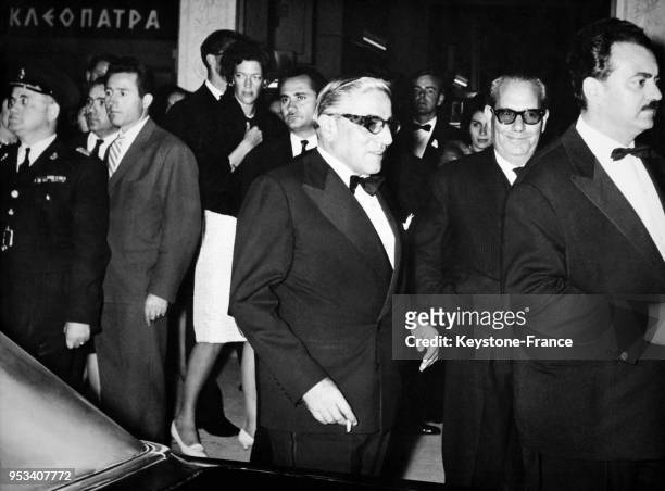 Aristote Onassis photographié à son arrivée à l'avant-première du film 'Cléopâtre' à Athènes, Grèce.