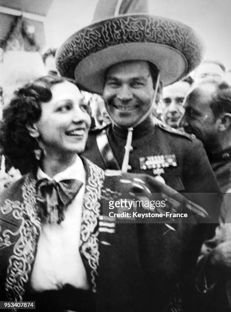 Une jeune Mexicaine a prêté son sombrero au général Batista reçu de façon festive le 12 février 1939 à Xochimilco, Mexique.