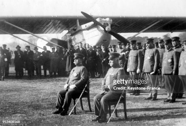 De gauche à droite, le prince Kan'in, l'oncle de l'empereur et le prince Nashimoto posant devant un avion acheté par l'armée japonaise grâce à une...