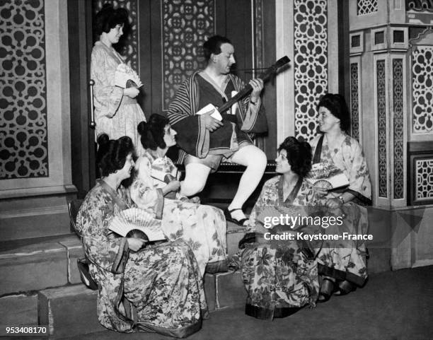 Les 'Geisha Girls', groupe de musiciennes en tenue traditionnelle japonaise, joue au Rutland pour divertir les chômeurs qui ont un accès gratuit à la...