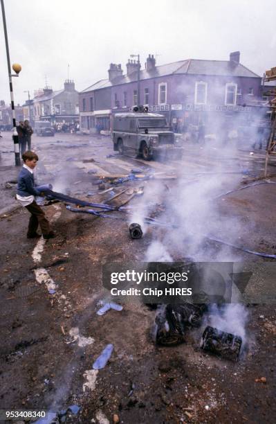 Enfant participant aux émeutes en 1981 à Belfast en Irlande du Nord.