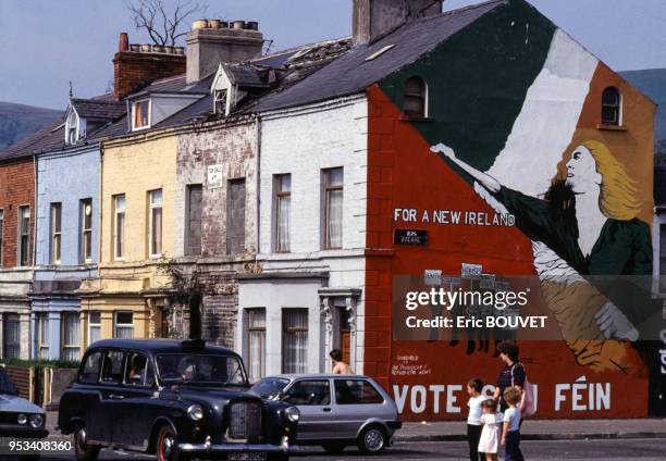 Peinture murale en faveur du parti Sinn Féin en avril 1987 en Irlande du Nord.