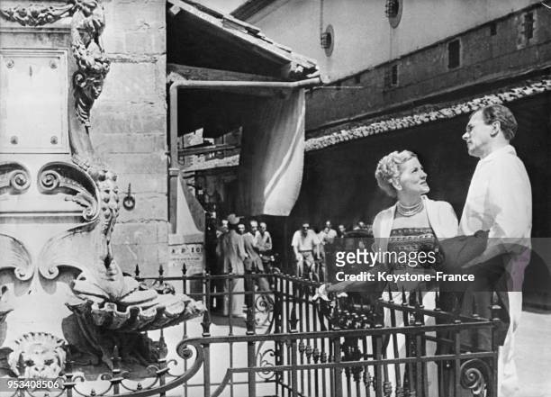 Joan Fontaine et Joseph Cotten visitant la ville lors du tournage du film 'Les amants de Capri' réalisé par William Dieterle à Florence, Italie, le...