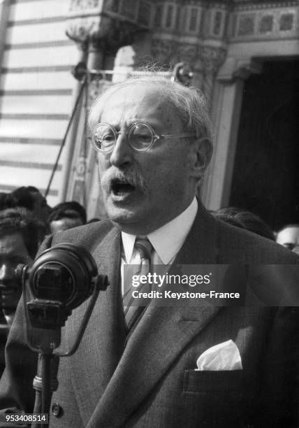 Léon Blum prononçant un discours lors des funérailles des deux leaders socialistes italiens, Filippo Turati et Treves, dans le cimetière de Milan,...