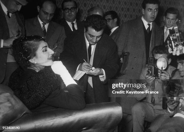 La cantatrice Maria Callas avec les journalistes à Milan, Italie, le 7 janvier 1958.