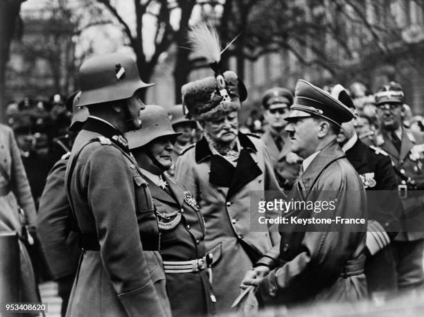Adolf Hitler, le maréchal August Von Mackensen et le général Hermann Goering discutant devant le monument aux morts le jour de le fâte des morts de...
