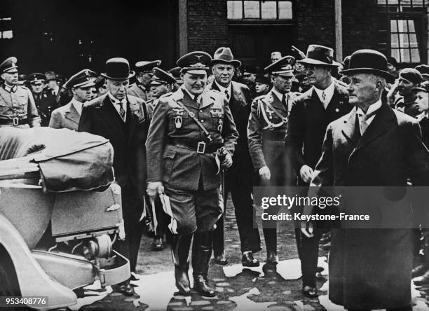 Le général Goering visitant les usines Krupp en compagnie de Gustav Krupp von Bohlen und Halbach, à gauche, à Essen, Allemagne, le 11 mai 1935.