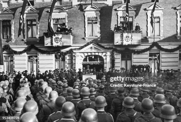 Le lieutenant Osterkamp prononce un discours à al nouvelle école aérienne de chasse allemande à Werneuchen, Allemagne en novembre 1937.