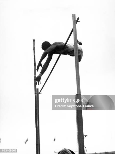 Athlète américain Earle Meadows remporte la médaille d'or au saut à la perche aux Jeux Olympiques le 6 août 1936 à Berlin, Allemagne.