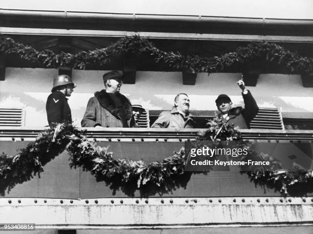 Adolf Hitler inaugurant les jeux Olympiques d'hiver à Garmisch-Partenkirchen, Allemagne en 1936.