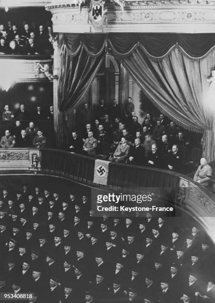 Pendant la cérémonie de l'Opéra de Berlin, Hitler et les membres du gouvernement dans la loge d'honneur, en bas, les magistrats venus de toute...