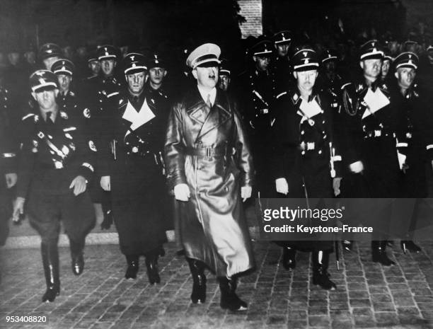 Adolf Hitler arrivant à Hambourg entoure d officiers S.S. Avec à sa gauche le Reichssfhrer Heinrich Himmler, pour sa campagne électorale, en 1936.