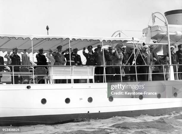 Adolf Hitler, chancelier du Reich, assiste depuis le bateau 'Nixe' aux épreuves olympiques de voile sur un fjord de la Baltique le 10 août 1936 à...