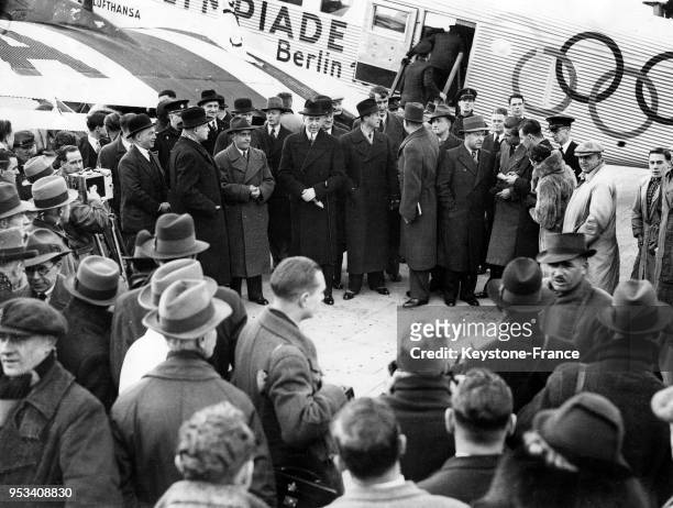 Le responsable des Sports du Reich Hans von Tschammer und Osten arrive à l'aéroport en compagnie de von Alvensleben afin de donner des conférences...