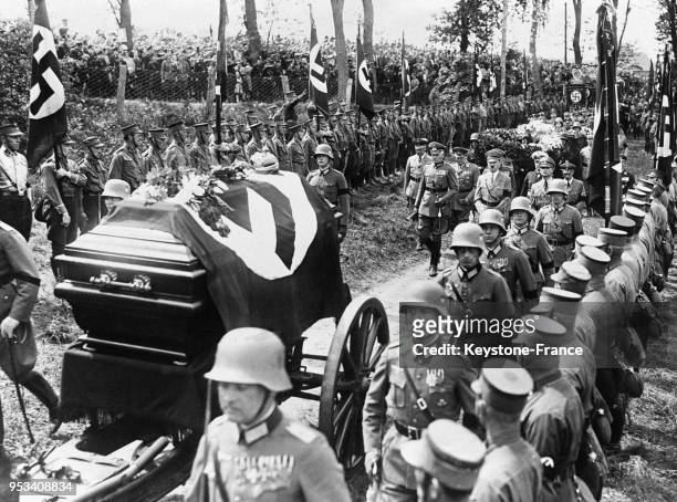 Le cercueil suivi du chancelier Hitler, von Blomberg, Göring, Goebbels, Rudolf Hess et Docteur Frick, à Dagowsee, Allemagne en juin 1936.
