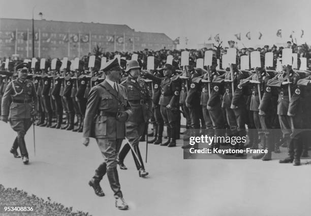 Le chancelier Hitler passe en revue les organisations de travailleurs, à Berlin, Allemagne le 1 mai 1935.