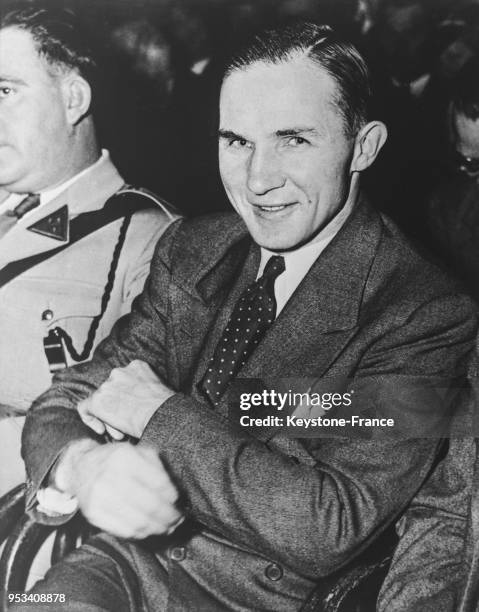 Bruno Hauptmann souriant avec confiance pendant son procès à Flemington, New Jersey, Etats-Unis en février 1935.