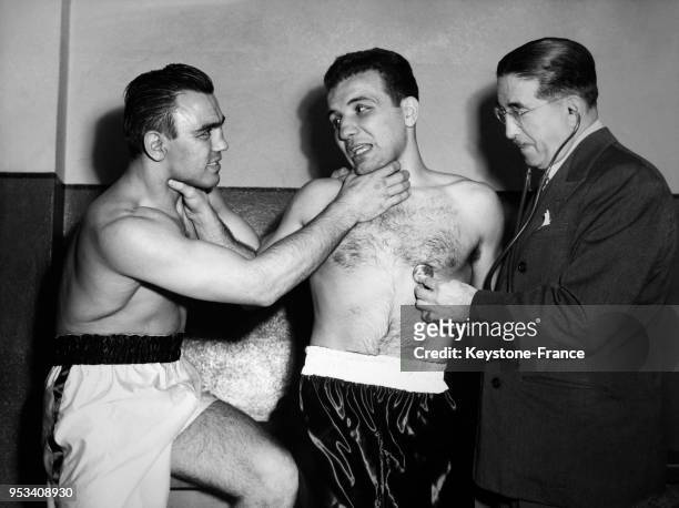 Les boxeurs Robert Villemain et Jake LaMotta photographiés pendant l'examen médical avant leur match au Madison Square à New York City, Etats-Unis le...