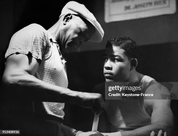 Joe Louis et son entraîneur Jack Blackburn, à Pompton Lakes, New Jersey, Etats-Unis en février 1937.