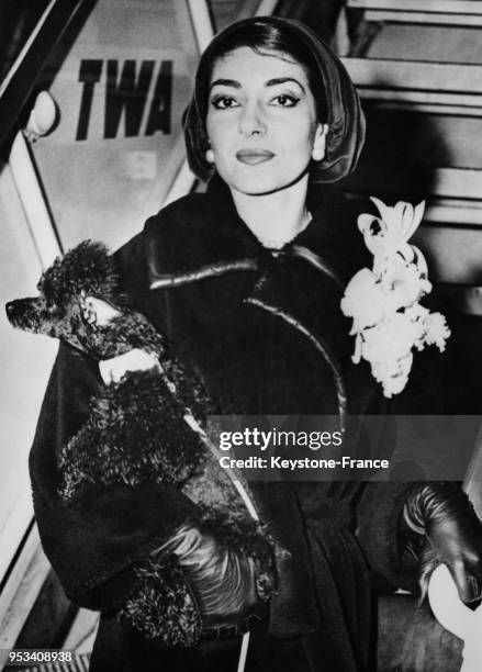 Portrait de la cantatrice Maria Callas à l'aéroport John F Kennedy à New-York, aux Etats-Unis, le 4 février 1958.