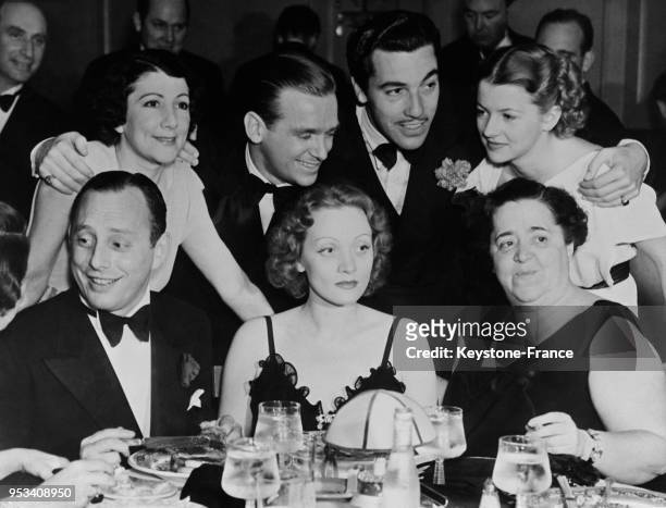 Les stars d'Hollywood Walter Reuben, Marlène Dietrich, Elsa Maxwell, Edith Gween, Douglas Fairbanks Jr, César Romero et Betty Furness lors d'une fête...
