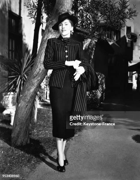 Joan Fontaine portant un tailleur en tweed avec une jupe de laine noire à Hollywood, Californie, Etats-Unis.