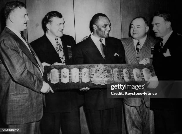 De gauche à droite, les boxeurs James Braddock, Joe Baksi, Jersey Joe Walcott, Tony Galento et Monsieur Roswell, directeur du magazine 'Police...