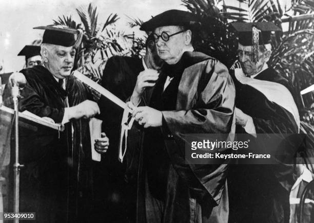 Winston Churchill reçoit son diplôme de docteur en droit, à gauche le président de l'université, à Miami, Floride, Etats-Unis en 1946.