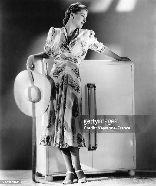 Joan Fontaine portant une robe en soie conçue par Irene pour le film 'Une demoiselle en détresse' réalisé par George Stevens à Hollywood, Californie,...
