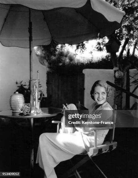 Miriam Jordan assise sur sa terrasse dans sa maison à Hollywood, Los Angeles, Etats-Unis.