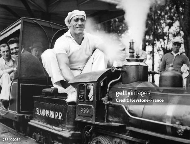 Le boxeur italien Primo Carnera sur la plus petite locomotive du monde, News Photo