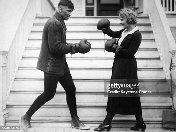Actrice Winifred Westover s'amuse à se battre contre son ami Jack Dempsey, le champion de boxe, circa 1930 à Atlantic City, NJ.