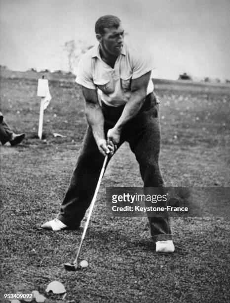 Le boxeur poids lourd italien Primo Carnera joue au golf, circa 1930 à Auburn, NY.