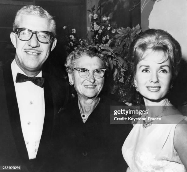 Debbie Reynolds avec son époux Harry Karl et sa mère Rose Karl lors d'un gala à Hollywood en 1954, Los Angeles, Etats-Unis.