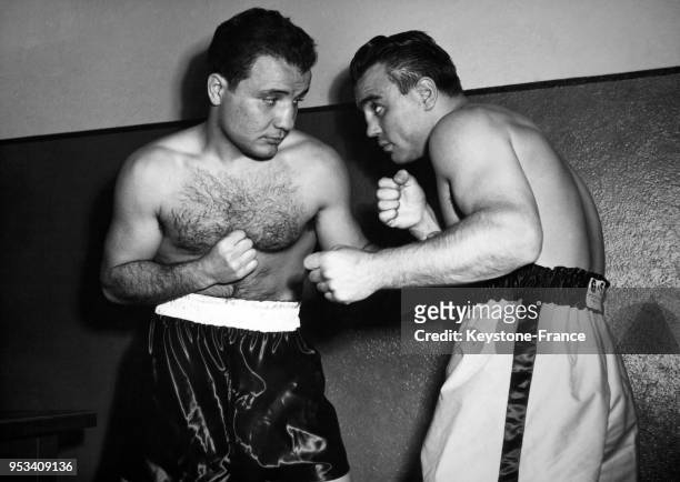 Les boxeurs Jake LaMotta et Robert Villemain à New York City, Etats-Unis en décembre 1949.