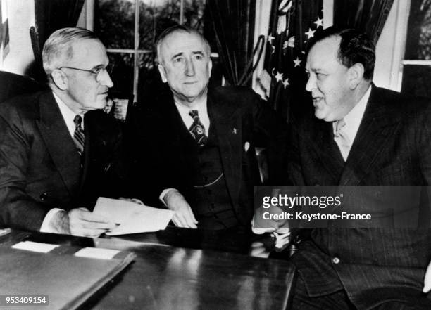 Le président Truman, le secrétaire d'Etat américain Byrnes et Trygve Lie en entretien à la Maison-Blanche, à Washington DC, Etats-Unis en 1946.