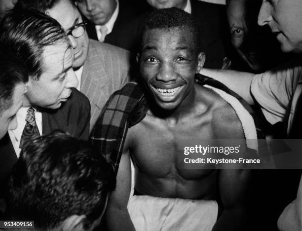 Le boxeur noir américain Sandy Saddler après sa victoire de champion du monde de poids-plume contre Willie Pep le 9 août 1950 à New York City, NY.