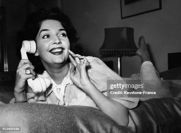 Ludmila Tcherina au téléphone dans sa chambre d'hôtel à Londres, Royaume-Uni, le 5 janvier 1955.