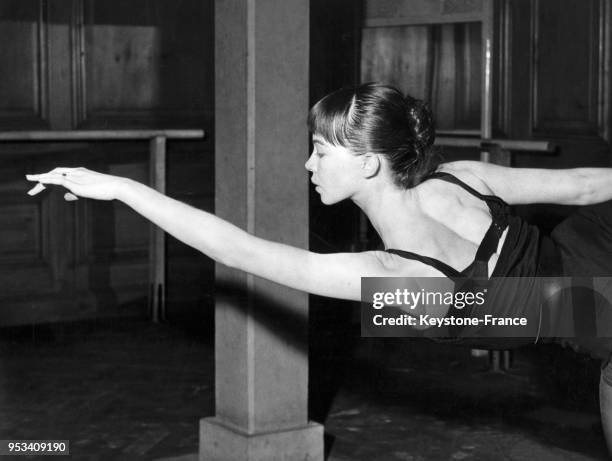 Leslie Caron en ballerine faisant des exercices de danse classique à Londres, Royaume-Uni.