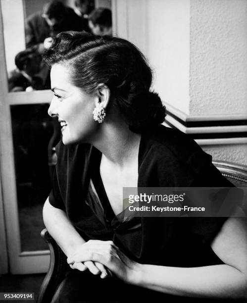 Actrice américaine Jane Russell répond avec le sourire aux journalistes dans les salons de l'hôtel Savoy, circa 1950 à Londres, Royaume-Uni.