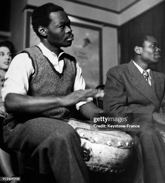 Oladipo, un joueur de tambour d'origine africaine, passe une audition pour rejoindre la troupe du Negro Theatre Company en vue d'un spectale, circa...