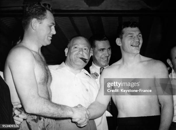 Poignée de main entre les boxeurs Woodcock et Lee Savold après la pesée au Solomon's Gym le 6 juin 1950 à Londres, Royaume-Uni.